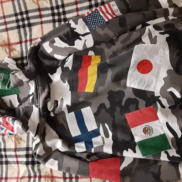 Supreme - Picture 3 of 4